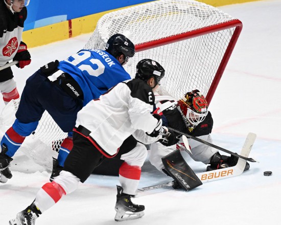 日本隊守門員成澤優太（右）在比賽中防守。新華社記者 李嘉南 攝