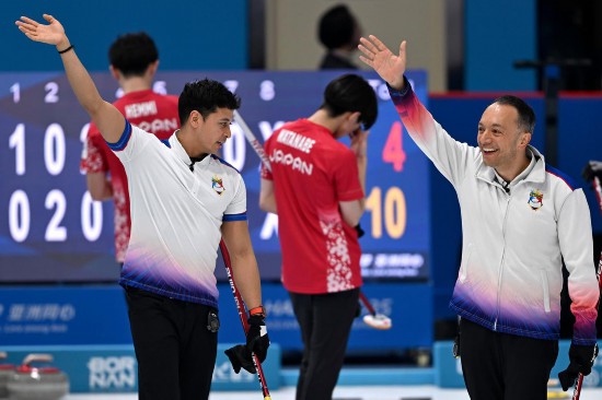 2月13日，菲律賓隊選手在比賽后向觀眾揮手致意。新華社記者 黃博涵 攝