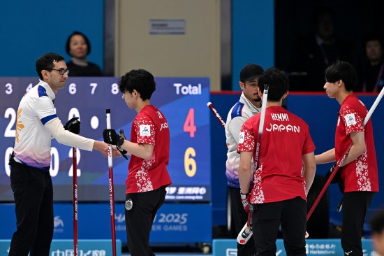 2月13日，菲律賓隊選手在比賽后和日本隊選手握手致意。新華社記者 黃博涵 攝