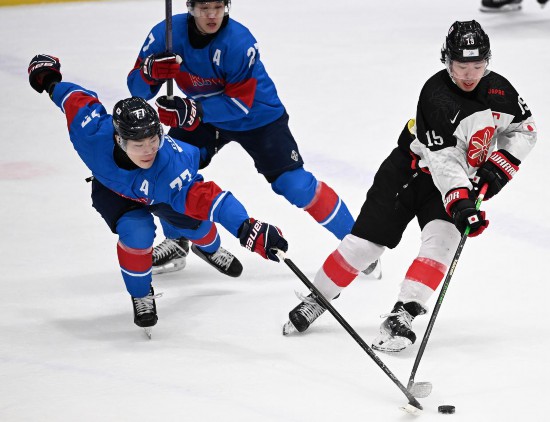 韓國隊球員李鐘民（前左）與日本隊球員中島彰吾（前右）拼搶。新華社記者 李嘉南 攝