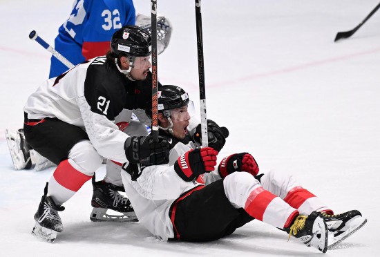 日本隊球員小林斗威（右）得分后與與隊友鈴木健斗慶祝。新華社記者 李嘉南 攝