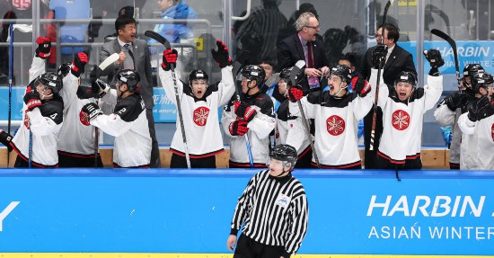 日本隊球員慶祝勝利。新華社記者 楊磊 攝