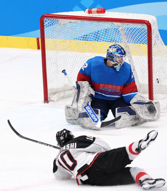 日本隊球員小林斗威（下）在比賽中射門得分。新華社記者 楊磊 攝