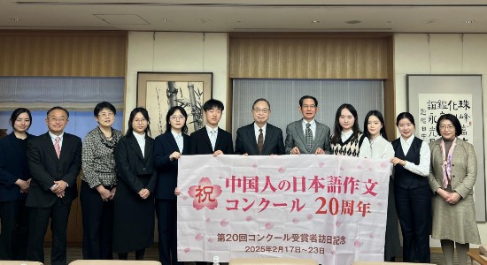 宮本雄二與獲獎同學一行合影留念。日本僑報社供圖