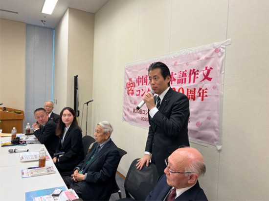 福田達夫在報告會上致辭，勉勵中國大學生繼續努力。日本僑報社供圖