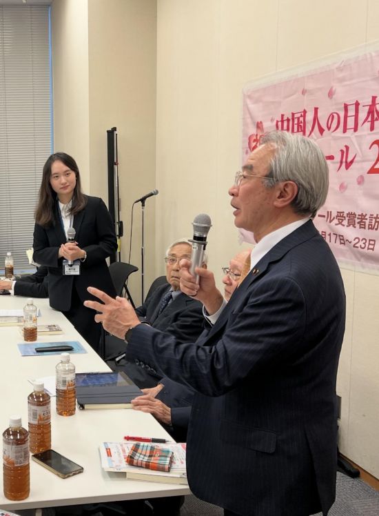 近藤昭一和獲獎同學對話，對日語作文大賽20周年表示贊賞。日本僑報社供圖