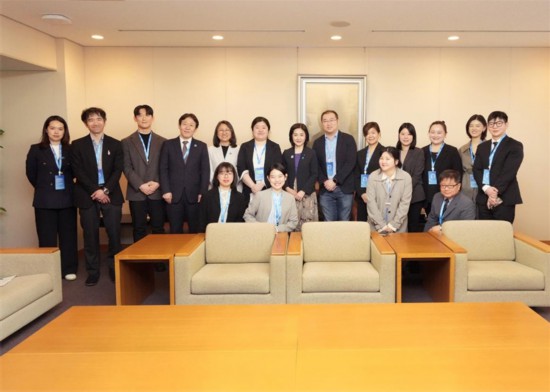 拜會日本外務省外務大臣政務官生稻晃子。中日韓合作秘書處供圖