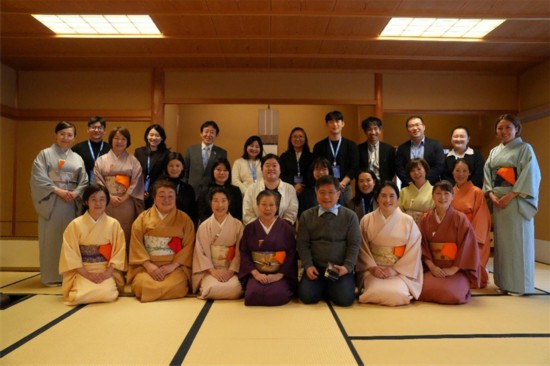 日本茶道體驗。中日韓合作秘書處供圖