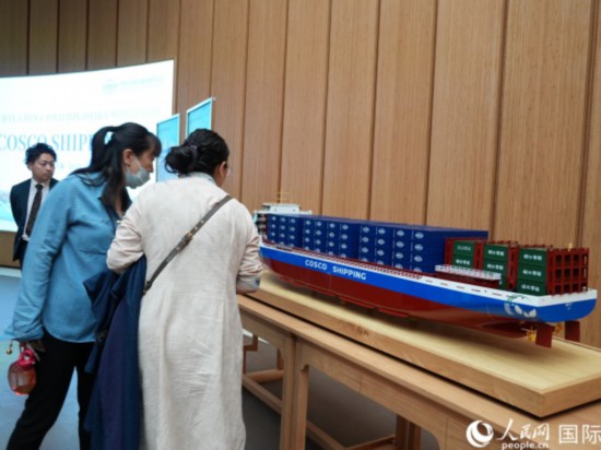 中遠海運集團的船模吸引觀眾駐足觀看。人民網 許可攝