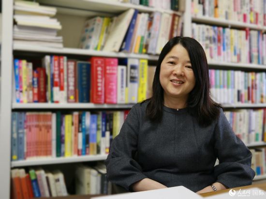 日本明海大學外國語學院中文系教授河村昌子接受人民網采訪。人民網 許可攝