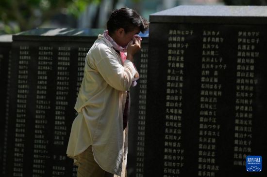   6月23日，在日本沖繩，一位市民在絲滿市摩文仁的和平祈念公園內祭奠親屬。新華社記者 賈浩成 攝