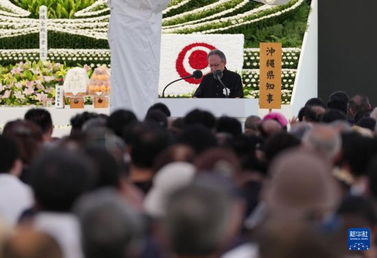   6月23日，在日本沖繩，日本沖繩縣知事玉城丹尼在沖繩戰歿者追悼儀式上發言。新華社記者 賈浩成 攝