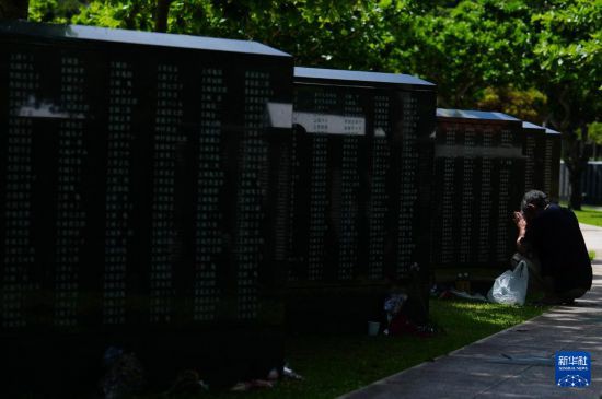   6月23日，在日本沖繩，一位市民在絲滿市摩文仁的和平祈念公園內祭奠親屬。新華社記者 賈浩成 攝