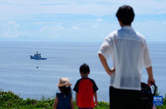   6月23日，在日本沖繩，市民在絲滿市摩文仁的和平祈念公園內眺望遠方。新華社記者 賈浩成 攝