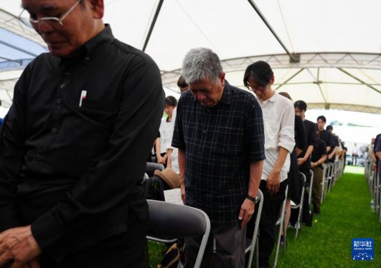   6月23日，在日本沖繩，民眾在沖繩戰歿者追悼儀式上默哀。新華社記者 賈浩成 攝