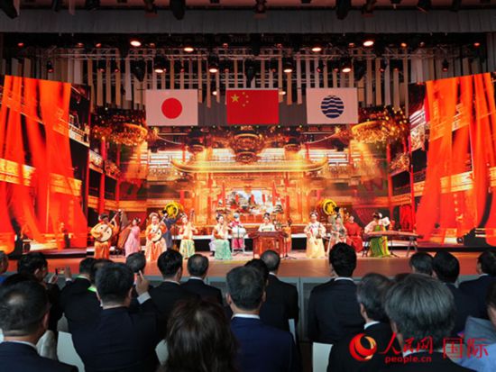 以“華彩中國·共繪未來”為主題的大型文藝演出現場。人民網 許可攝