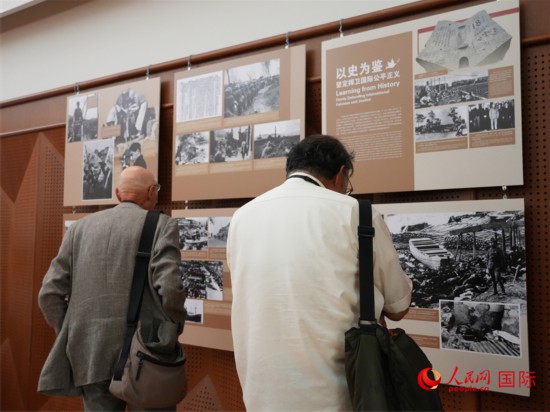 來賓觀看圖片展。人民網 許可攝