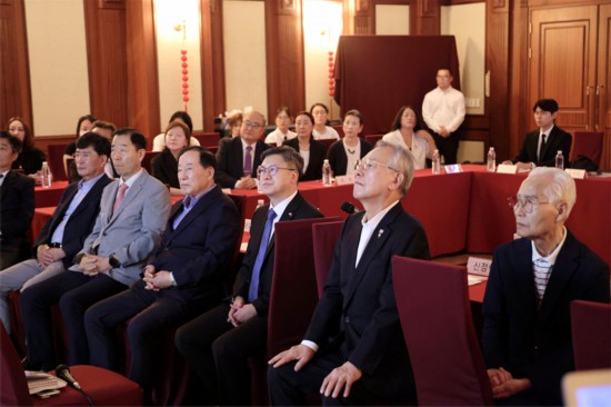 圖為與會人員共同觀看介紹中國人民抗日戰爭的影片。中國駐釜山總領事館供圖