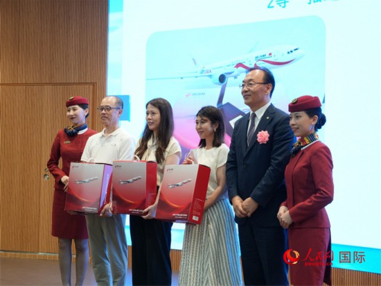 國航日韓支社長馮力（右二）為觀眾頒發獎品。人民網 許可攝