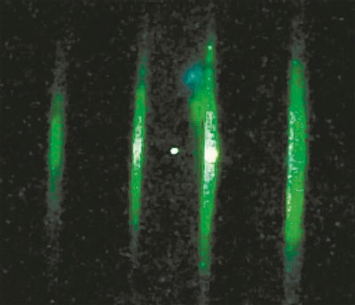 一個由玻璃制成的納米級粒子（照片中心附近的白點）被限制在聚焦激光束產生的光勢中。檢測納米級粒子散射的光，研究人員測量了其質心運動。圖片來源：日本東京大學
