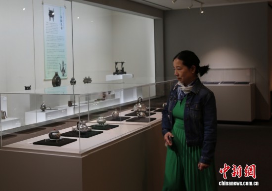 圖為觀眾欣賞展品。