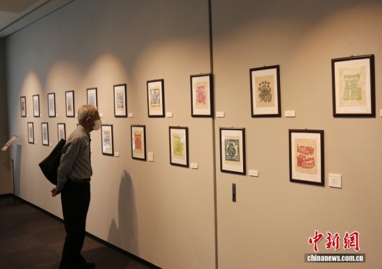 圖為觀眾欣賞展品。