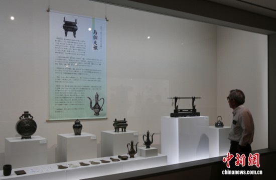 圖為觀眾欣賞展品。