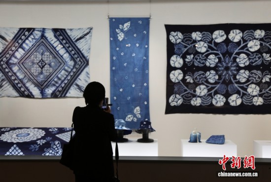 圖為觀眾欣賞展品。